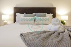 מיטה או מיטות בחדר ב-Zen Ocean Charm 3BR Luxury W/front Apt Pool + BBQ