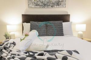 מיטה או מיטות בחדר ב-Zen Ocean Charm 3BR Luxury W/front Apt Pool + BBQ