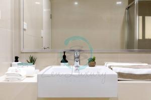 חדר רחצה ב-Zen Ocean Charm 3BR Luxury W/front Apt Pool + BBQ