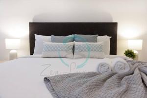 מיטה או מיטות בחדר ב-Zen Ocean Charm 3BR Luxury W/front Apt Pool + BBQ