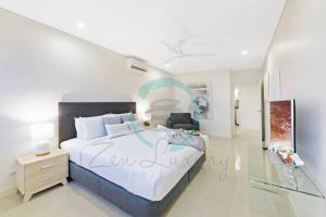 מיטה או מיטות בחדר ב-Zen Ocean Charm 3BR Luxury W/front Apt Pool + BBQ