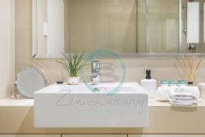 חדר רחצה ב-Zen Ocean Charm 3BR Luxury W/front Apt Pool + BBQ