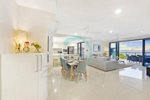 אזור ישיבה ב-Zen Ocean Charm 3BR Luxury W/front Apt Pool + BBQ