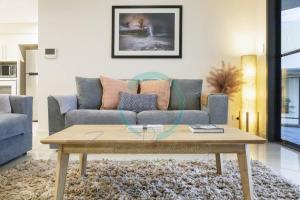 אזור ישיבה ב-Zen Ocean Charm 3BR Luxury W/front Apt Pool + BBQ