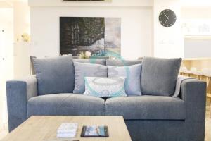 אזור ישיבה ב-Zen Ocean Charm 3BR Luxury W/front Apt Pool + BBQ