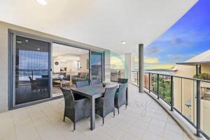 מרפסת או טרסה ב-Zen Ocean Charm 3BR Luxury W/front Apt Pool + BBQ
