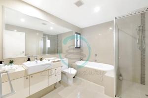 חדר רחצה ב-Zen Ocean Charm 3BR Luxury W/front Apt Pool + BBQ