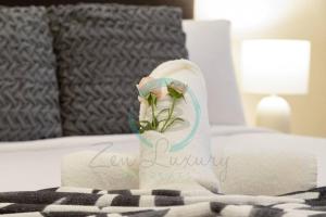 מיטה או מיטות בחדר ב-Zen Ocean Charm 3BR Luxury W/front Apt Pool + BBQ