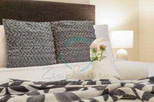 מיטה או מיטות בחדר ב-Zen Ocean Charm 3BR Luxury W/front Apt Pool + BBQ