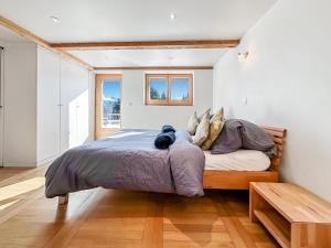 - une chambre avec un lit et une table en bois dans l'établissement My cosy flat in the mountains, à Anzère