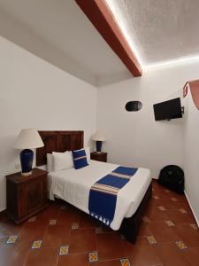 Postel nebo postele na pokoji v ubytování Hotel Hacienda Monteverde San Miguel de Allende