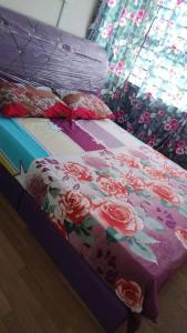 En eller flere senge i et værelse på BC Homestay