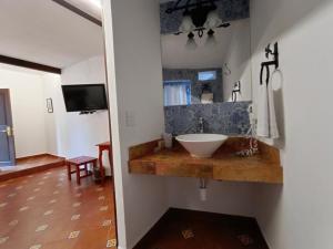 y baño con lavabo y espejo. en Hotel Hacienda Monteverde San Miguel de Allende, en San Miguel de Allende