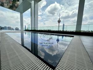 ein Pool mit Spiegelung der kuala lumpur Türme in der Unterkunft The Platinum 2 Kuala Lumpur by HOLMA in Kuala Lumpur