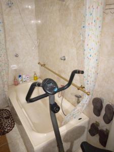 a shower in a bathroom with a bath tub at Acuarela del Rio H#1 Cerca Terminal Terrestre Habitación privada con baño in Guayaquil