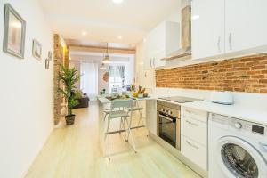 A kitchen or kitchenette at CARTAGENAFLATS, Apartamentos San Francisco