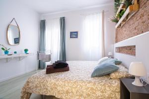 A bed or beds in a room at CARTAGENAFLATS, Apartamentos San Francisco