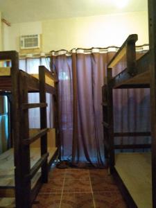 Katil dua tingkat atau katil-katil dua tingkat dalam bilik di Mylene Room Rental