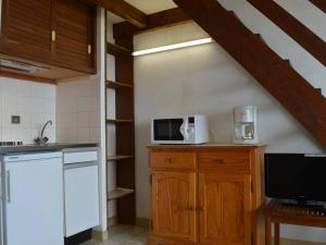 uma cozinha com um balcão, um micro-ondas e um frigorífico em Appartement Fleury-Saint-Pierre-la-Mer, 1 pièce, 5 personnes - FR-1-229D-222 em Saint Pierre La Mer