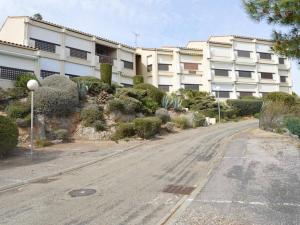 uma rua vazia em frente a um grande edifício em Appartement Fleury-Saint-Pierre-la-Mer, 1 pièce, 5 personnes - FR-1-229D-222 em Saint Pierre La Mer