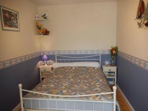 - une chambre avec un lit doté d'un couvre-lit bleu et blanc dans l'établissement Maison Port-la-Nouvelle, 3 pièces, 6 personnes - FR-1-229C-382, à Port-la-Nouvelle