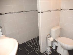 La salle de bains est pourvue de toilettes et d'un lavabo. dans l'établissement Maison Port-la-Nouvelle, 3 pièces, 6 personnes - FR-1-229C-382, à Port-la-Nouvelle