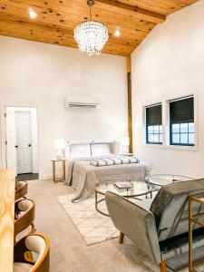 1 dormitorio con cama y lámpara de araña en A Suite with a View + Wine, en Mount Airy