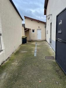 um beco com dois edifícios e uma garagem em Chez Polo em Saint-Denis