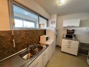 Η κουζίνα ή μικρή κουζίνα στο Grand studio 50m² à Quiberon avec WIFI et parking - FR-1-478-107