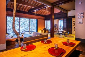 una sala de estar con una mesa con platos rojos. en Sumiya Rakusuitei - Vacation STAY 16647v en Takayama