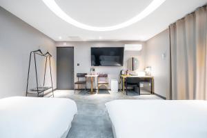 Katil atau katil-katil dalam bilik di KNox Hotel +93 gambar