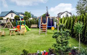 einen Garten mit Spielgeräten im Hinterhof in der Unterkunft 1 Bedroom Stunning Apartment In Karwia in Karwia
