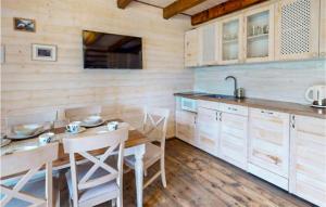 Kuchyňa alebo kuchynka v ubytovaní Pet Friendly Home In Karwia
