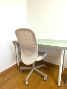 a white chair sitting next to a desk at Bleu Celeste Kazuyama in Numazu