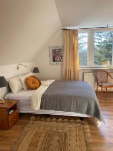 ein Schlafzimmer mit einem großen Bett und einem großen Fenster in der Unterkunft Gästehaus hohetanne1 in Grossbreitenbach