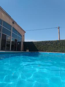 Departamento Alta Cordoba "Lautaro", con Pileta内部或周边的泳池