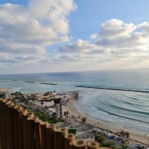 uma vista para a praia e para o oceano em apartment with sea view- itallian jaccuzi em Netanya