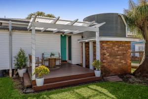 una terrazza in legno con pergolato su una casa di Cheerful, Cosy Cottage - Near Rose Garden! a Toowoomba