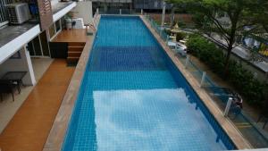 een uitzicht over een zwembad op een gebouw bij Influencer Dream Bangkok in Bangkok