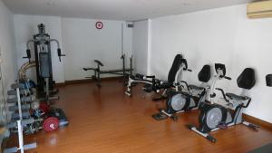 een fitnessruimte met een stel hometrainers en gewichten bij Influencer Dream Bangkok in Bangkok