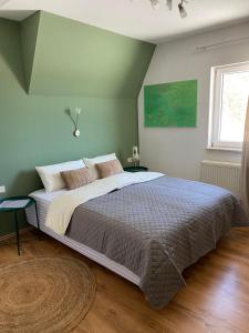 ein Schlafzimmer mit einem großen Bett und einem Fenster in der Unterkunft Gästehaus hohetanne1 in Grossbreitenbach