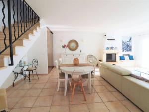 a living room with a table and a couch at Villa 3 étoiles avec piscine privée, 500m de la plage, 4 chambres pour 6-8 pers. au Grau-du-Roi - FR-1-307-157 in Le Grau-du-Roi