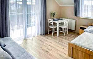 カルビアにあるStunning Apartment In Karwiaのベッドルーム(デスク、テーブル、椅子付)