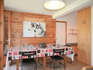 ห้องอาหารหรือที่รับประทานอาหารของ Maison Montgenèvre, 3 pièces, 8 personnes - FR-1-266-178