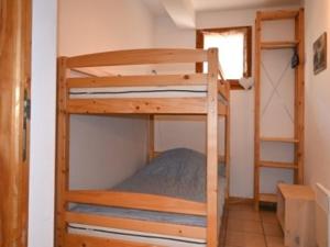 เตียงสองชั้นในห้องที่ Maison Montgenèvre, 3 pièces, 8 personnes - FR-1-266-178
