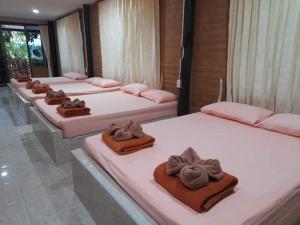 Postel nebo postele na pokoji v ubytování สุขทวีรีสอร์ท อ่าวมะนาว