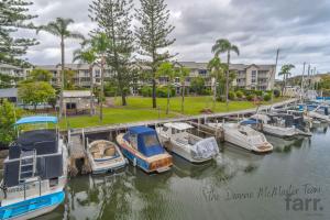 um grupo de barcos ancorados numa marina em Bayview Bay Apartment and Marina em Gold Coast
