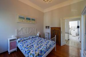 1 dormitorio con 1 cama con edredón azul en Your Dream on Lake Maggiore: Historic House e Private Jacuzzi, en Stresa