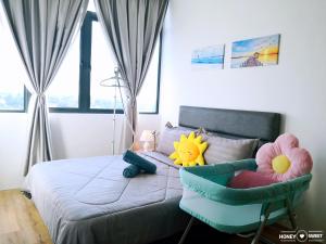 un dormitorio con una cama con dos animales de peluche en Hanns&FreeWiFi&Washer&Parking &Pool&Sauna&Sunshine Comfort Homstay2 en Sibu