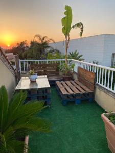 a patio with two benches and a table on a balcony at Casa Mario & Amaya in Riumar